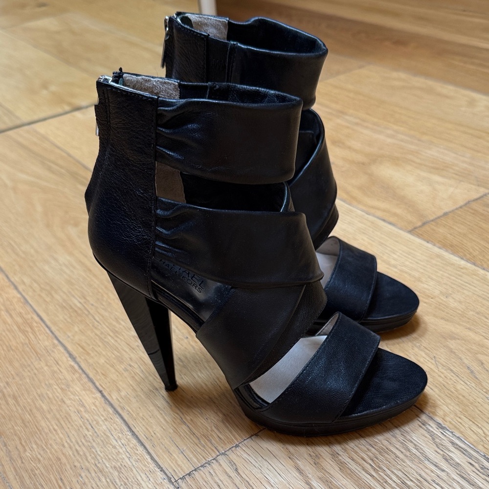 Michael Kors Jennings Black Leather Sandals.
